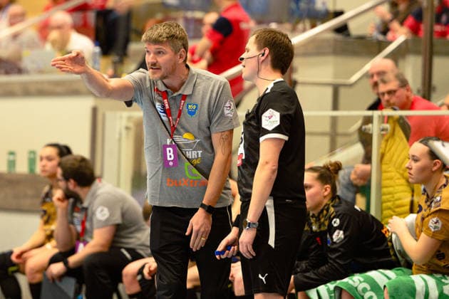 Andreas, Gubernatis (Trainer, Buxtehuder SV) im Gespraech mit dem Offiziellen. GER, Thueringer HC gegen Buxtehuder SV, 1. Handballbundesliga Frauen, Handball, 13.Spieltag, Saison 2025 2026, 14.01.2026 GER, Thueringer HC gegen Buxtehuder SV, 1. Handballbundesliga Frauen, Handball, 13.Spieltag, Saison 2025 2026, 14.01.2026 Bad Langensalza Copyright: xEibner-Pressefoto MartinxHerbstx EP_MHT