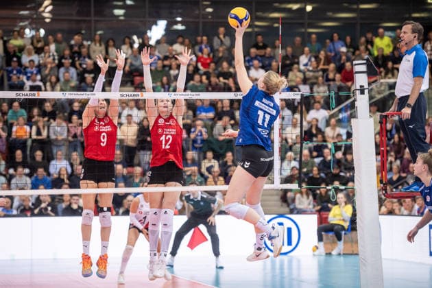 Pauline Martin (Allianz MTV Stuttgart, 11) vs. Buesra Kilicli (THY Istanbul, 09) und Hanna Orthmann (THY Istanbul, 12) GER, Allianz MTV Stuttgart - THY Istanbul, CEV Volleyball Cup 2026 Achtelfinale, CEV, Spielzeit 2025 2026, 14.01.2026 GER, Allianz MTV Stuttgart - THY Istanbul, CEV Volleyball Cup 2026 Achtelfinale, CEV, Spielzeit 2025 2026, 14.01.2026 Stuttgart Copyright: xSandyxDinkelackerx EP_SDR