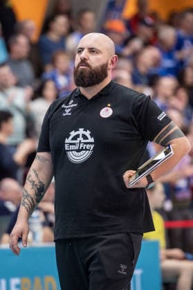 Konstantin Bitter (Allianz MTV Stuttgart, Head-Coach) - stets voll konzentriert GER, Allianz MTV Stuttgart - THY Istanbul, CEV Volleyball Cup 2026 Achtelfinale, CEV, Spielzeit 2025 2026, 14.01.2026 GER, Allianz MTV Stuttgart - THY Istanbul, CEV Volleyball Cup 2026 Achtelfinale, CEV, Spielzeit 2025 2026, 14.01.2026 Stuttgart Copyright: xSandyxDinkelackerx EP_SDR
