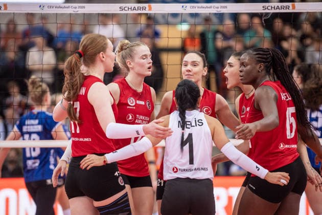 team um Julia Isabelle Bergmann (THY Istanbul, 17), li und Julia Isabelle Bergmann (THY Istanbul, 17), 2.vl. - sichtlich enttaeuscht GER, Allianz MTV Stuttgart - THY Istanbul, CEV Volleyball Cup 2026 Achtelfinale, CEV, Spielzeit 2025 2026, 14.01.2026 GER, Allianz MTV Stuttgart - THY Istanbul, CEV Volleyball Cup 2026 Achtelfinale, CEV, Spielzeit 2025 2026, 14.01.2026 Stuttgart Copyright: xSandyxDinkelackerx EP_SDR