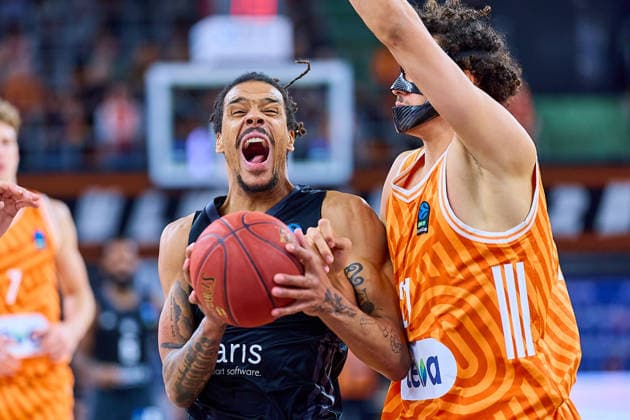 Zweikampf, Duell zwischen Kevin Yebo (NINERS Chemnitz, 00) und Alec Anigbata (ratiopharm ulm, 21) GER, ratiopharm ulm vs. NINERS Chemnitz, Basketball, 14. Spieltag, BKT EuroCup, Spielzeit 2025 2026, 14.01.2025 GER, ratiopharm ulm vs. NINERS Chemnitz, Basketball, 14. Spieltag, BKT EuroCup, Spielzeit 2025 2026, 14.01.2025 Neu-Ulm Copyright: xEibner-Pressefoto GeraldxOelze-dexStoppanyx EP_ODS