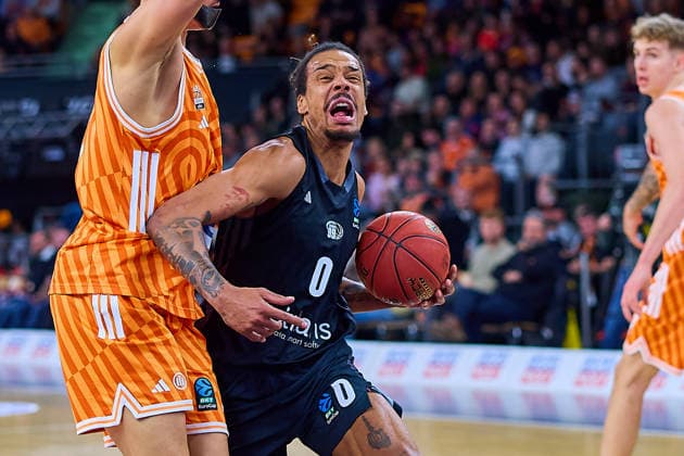 Zweikampf, Duell zwischen Alec Anigbata (ratiopharm ulm, 21) und Kevin Yebo (NINERS Chemnitz, 00) GER, ratiopharm ulm vs. NINERS Chemnitz, Basketball, 14. Spieltag, BKT EuroCup, Spielzeit 2025 2026, 14.01.2025 GER, ratiopharm ulm vs. NINERS Chemnitz, Basketball, 14. Spieltag, BKT EuroCup, Spielzeit 2025 2026, 14.01.2025 Neu-Ulm Copyright: xEibner-Pressefoto GeraldxOelze-dexStoppanyx EP_ODS