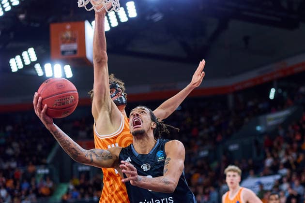 Zweikampf, Duell zwischen Alec Anigbata (ratiopharm ulm, 21) und Kevin Yebo (NINERS Chemnitz, 00) GER, ratiopharm ulm vs. NINERS Chemnitz, Basketball, 14. Spieltag, BKT EuroCup, Spielzeit 2025 2026, 14.01.2025 GER, ratiopharm ulm vs. NINERS Chemnitz, Basketball, 14. Spieltag, BKT EuroCup, Spielzeit 2025 2026, 14.01.2025 Neu-Ulm Copyright: xEibner-Pressefoto GeraldxOelze-dexStoppanyx EP_ODS