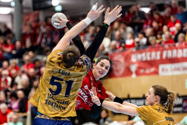 14.01.2026, GER, Handball, Frauen, Saison 2025 2026, Alsco 1.Bl, 13.Spieltag, Thueringer HC - Buxtehuder SV Lin Elisabeth Lueck (Buxtehuder SV), Kelly De Abreu Rosa (Thueringer HC,77), Isabelle Doelle (Buxtehuder SV) 99947 Bad Langensalza Salza Halle Sporthalle Mehrz Thüringen Deutschland