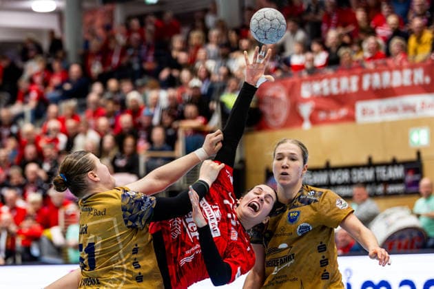 14.01.2026, GER, Handball, Frauen, Saison 2025 2026, Alsco 1.Bl, 13.Spieltag, Thueringer HC - Buxtehuder SV Lin Elisabeth Lueck (Buxtehuder SV), Kelly De Abreu Rosa (Thueringer HC,77), Johanna Andresen (Buxtehuder SV) 99947 Bad Langensalza Salza Halle Sporthalle Mehrz Thüringen Deutschland