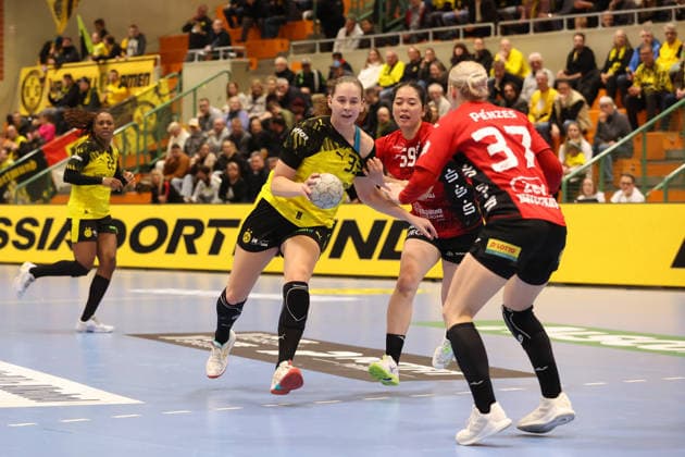 Zweikampf zwischen Guro Nestaker (Borussia Dortmund) und Kaho Nakayama (BSV Sachsen Zwickau) GER, Borussia Dortmund gegen BSV Sachsen Zwickau, Handball, HBF, Spielzeit 2025 2026, 14.01.2026 GER, Borussia Dortmund gegen BSV Sachsen Zwickau, Handball, HBF, Spielzeit 2025 2026, 14.01.2026 Dortmund Copyright: xEibner-Pressefoto FrankxZeisingx EP_FZG