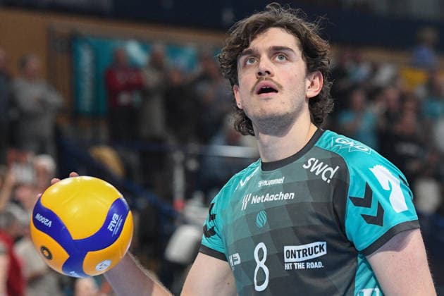 Robin Baghdady (Powervolleys Düren, 8) bei der Angabe, beim Aufschlag, Freisteller, Einzelbild, Aktion, Action, 14.01.2026, Düren (Deutschland), Volleyball, 1. Bundesliga Männer, SWD Powervolleys Düren - VfB Friedrichshafen