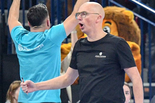 Christophe Achten (Head Coach Powervolleys Düren) jubeln über einen Punkt, Jubel, celebrate the point, celebration, Action, Aktion, 14.01.2026, Düren (Deutschland), Volleyball, 1. Bundesliga Männer, SWD Powervolleys Düren - VfB Friedrichshafen
