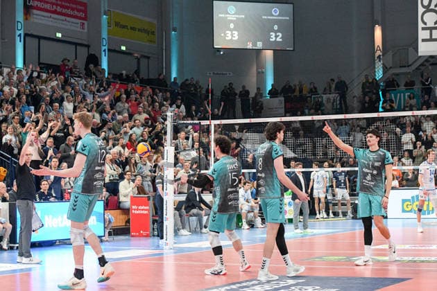 Die Spieler von den Powervolleys Düren jubeln über einen Punkt, Jubel, celebrate the point, celebration, Action, Aktion, 14.01.2026, Düren (Deutschland), Volleyball, 1. Bundesliga Männer, SWD Powervolleys Düren - VfB Friedrichshafen