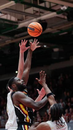 Im Bild: v.li. Boris Bojanovsky (Patrioti Levice, 15), Eddy Edigin (Wuerzburg Baskets, 27) und Gabe Dorse (Patrioti Levice, 7) 14.01.2026, Fitness First Wuerzburg Baskets vs. Patrioti Levice, Basketball Champions League, Play-Ins, Spiel 3, Deutschland, 97072, tectake-Arena Wuerzburg, Copyright: HMBxMedia xJulienxBecker