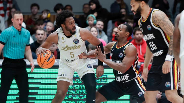 Im Bild: v.li. Andre Wesson Jr. (Patrioti Levice, 5) gegen Johnathan Stove (Wuerzburg Baskets, 22) 14.01.2026, Fitness First Wuerzburg Baskets vs. Patrioti Levice, Basketball Champions League, Play-Ins, Spiel 3, Deutschland, 97072, tectake-Arena Wuerzburg, Copyright: HMBxMedia xJulienxBecker