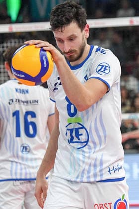 Aleksa Batak (VfB Friedrichshafen, 8), nachdenklich, grübelnd, besorgt, pessimistisch, 14.01.2026, Düren (Deutschland), Volleyball, 1. Bundesliga Männer, SWD Powervolleys Düren - VfB Friedrichshafen