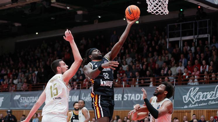 Im Bild: v.li. Boris Bojanovsky (Patrioti Levice, 15), Charles Thompson (Wuerzburg Baskets, 32) und Andre Wesson Jr. (Patrioti Levice, 5) 14.01.2026, Fitness First Wuerzburg Baskets vs. Patrioti Levice, Basketball Champions League, Play-Ins, Spiel 3, Deutschland, 97072, tectake-Arena Wuerzburg, Copyright: HMBxMedia xJulienxBecker
