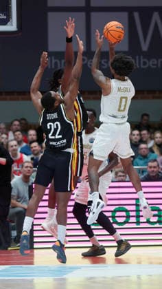 Im Bild: v.li. Johnathan Stove (Wuerzburg Baskets, 22) und Charles Thompson (Wuerzburg Baskets, 32) gegen Rickey McGill (Patrioti Levice, 0) 14.01.2026, Fitness First Wuerzburg Baskets vs. Patrioti Levice, Basketball Champions League, Play-Ins, Spiel 3, Deutschland, 97072, tectake-Arena Wuerzburg, Copyright: HMBxMedia xJulienxBecker
