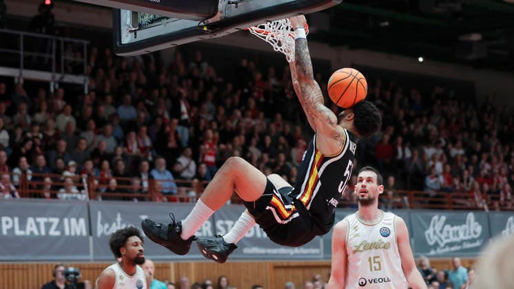 Im Bild: v.li. David Muenkat (Wuerzburg Baskets, 55) mit dem Dunking und daneben Boris Bojanovsky (Patrioti Levice, 15) 14.01.2026, Fitness First Wuerzburg Baskets vs. Patrioti Levice, Basketball Champions League, Play-Ins, Spiel 3, Deutschland, 97072, tectake-Arena Wuerzburg, Copyright: HMBxMedia xJulienxBecker