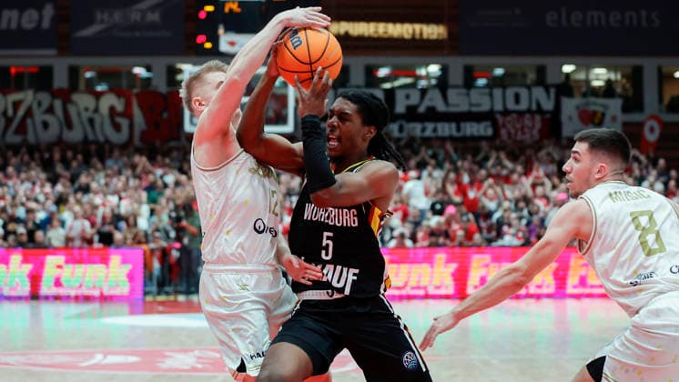 Im Bild: v.li. Aatu Kivimaki (Patrioti Levice, 12), Marcus Carr(Wuerzburg Baskets, 5) und Novak Music (Patrioti Levice, 8) 14.01.2026, Fitness First Wuerzburg Baskets vs. Patrioti Levice, Basketball Champions League, Play-Ins, Spiel 3, Deutschland, 97072, tectake-Arena Wuerzburg, Copyright: HMBxMedia xJulienxBecker