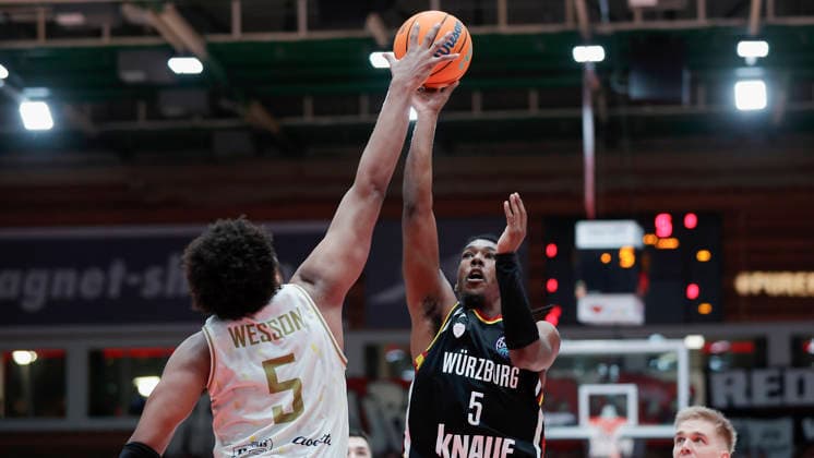 Im Bild: v.li. Andre Wesson Jr. (Patrioti Levice, 5) gegen Marcus Carr(Wuerzburg Baskets, 5) am Ball 14.01.2026, Fitness First Wuerzburg Baskets vs. Patrioti Levice, Basketball Champions League, Play-Ins, Spiel 3, Deutschland, 97072, tectake-Arena Wuerzburg, Copyright: HMBxMedia xJulienxBecker
