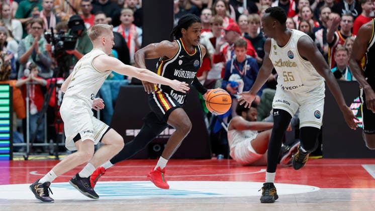 Im Bild: v.li. Aatu Kivimaki (Patrioti Levice, 12), Marcus Carr(Wuerzburg Baskets, 5) und Akol Mawein (Patrioti Levice, 55) 14.01.2026, Fitness First Wuerzburg Baskets vs. Patrioti Levice, Basketball Champions League, Play-Ins, Spiel 3, Deutschland, 97072, tectake-Arena Wuerzburg, Copyright: HMBxMedia xJulienxBecker