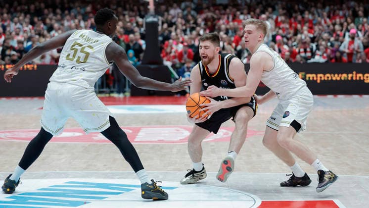Im Bild: v.li. Akol Mawein (Patrioti Levice, 55), Ryan Schwieger (Wuerzburg Baskets, 15) und Aatu Kivimaki (Patrioti Levice, 12) 14.01.2026, Fitness First Wuerzburg Baskets vs. Patrioti Levice, Basketball Champions League, Play-Ins, Spiel 3, Deutschland, 97072, tectake-Arena Wuerzburg, Copyright: HMBxMedia xJulienxBecker