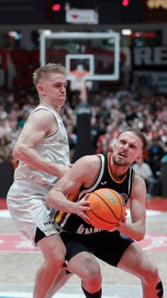 Im Bild: v.li. Aatu Kivimaki (Patrioti Levice, 12) gegen Lukas Herzog (Wuerzburg Baskets, 1) 14.01.2026, Fitness First Wuerzburg Baskets vs. Patrioti Levice, Basketball Champions League, Play-Ins, Spiel 3, Deutschland, 97072, tectake-Arena Wuerzburg, Copyright: HMBxMedia xJulienxBecker