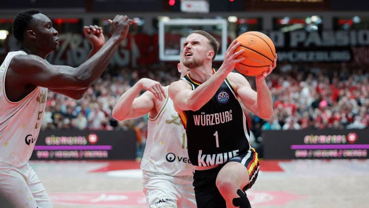 Im Bild: v.li. Akol Mawein (Patrioti Levice, 55), Aatu Kivimaki (Patrioti Levice, 12) und Lukas Herzog (Wuerzburg Baskets, 1) 14.01.2026, Fitness First Wuerzburg Baskets vs. Patrioti Levice, Basketball Champions League, Play-Ins, Spiel 3, Deutschland, 97072, tectake-Arena Wuerzburg, Copyright: HMBxMedia xJulienxBecker