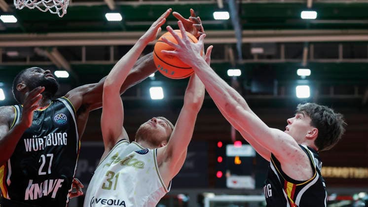 Im Bild: v.li. Eddy Edigin (Wuerzburg Baskets, 27), Samuel Solcansky (Patrioti Levice, 31) und Christian Skladanowski (Wuerzburg Baskets, 19) 14.01.2026, Fitness First Wuerzburg Baskets vs. Patrioti Levice, Basketball Champions League, Play-Ins, Spiel 3, Deutschland, 97072, tectake-Arena Wuerzburg, Copyright: HMBxMedia xJulienxBecker