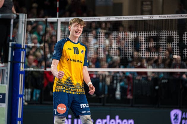 Volleyball I Herren I Saison 2025-2026 I Bundesliga I SVG Lüneburg - TSV Haching München I 14.01.2026 Einzelfoto, Freisteller, Einzelbild, Cut-out, isoliertes Motiv, Sportaufnahme, Nahaufnahme, freigestellt, freigestellte Aufnahme, Aufnahme, Einzeln: Joris Backhaus (10, SVG Lüneburg) freut sich mit der Mannschaft Copyright: xLobeca Björn-OlexKehmx