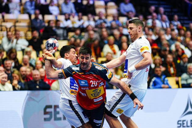 Abel Serdio (Spanien, 20), Mijajlo Marsenic (Serbien, 93) DEN, Spanien vs. Serbien, Handball, EHF Europameisterschaft 2026, Gruppe A, Spieltag 1, 15.01.2026 DEN, Spanien vs. Serbien, Handball, EHF Europameisterschaft 2026, Gruppe A, Spieltag 1, 15.01.2026 Herning Copyright: xEibner-Pressefoto MarcelxvonxFehrnx EP_MFN