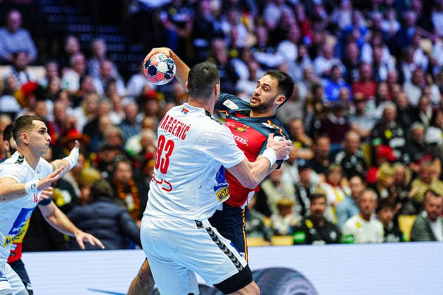 Mijajlo Marsenic (Serbien, 93), Agustin Casado (Spanien, 08) DEN, Spanien vs. Serbien, Handball, EHF Europameisterschaft 2026, Gruppe A, Spieltag 1, 15.01.2026 DEN, Spanien vs. Serbien, Handball, EHF Europameisterschaft 2026, Gruppe A, Spieltag 1, 15.01.2026 Herning Copyright: xEibner-Pressefoto MarcelxvonxFehrnx EP_MFN