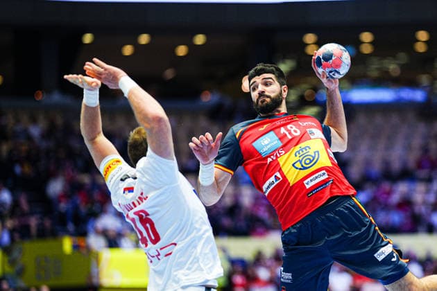 Wurf Tor Imanol Garciandia (Spanien, 18) DEN, Spanien vs. Serbien, Handball, EHF Europameisterschaft 2026, Gruppe A, Spieltag 1, 15.01.2026 DEN, Spanien vs. Serbien, Handball, EHF Europameisterschaft 2026, Gruppe A, Spieltag 1, 15.01.2026 Herning Copyright: xEibner-Pressefoto MarcelxvonxFehrnx EP_MFN