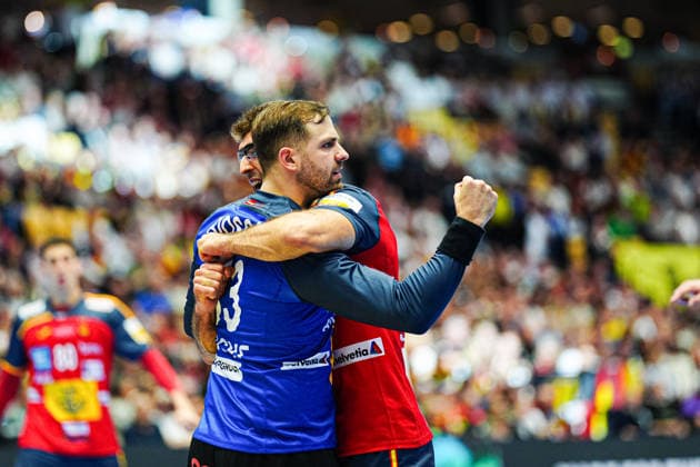 Jubel nach Parade Ignacio Biosca (Spanien, 53) und Antonio Serradilla (Spanien, 05) DEN, Spanien vs. Serbien, Handball, EHF Europameisterschaft 2026, Gruppe A, Spieltag 1, 15.01.2026 DEN, Spanien vs. Serbien, Handball, EHF Europameisterschaft 2026, Gruppe A, Spieltag 1, 15.01.2026 Herning Copyright: xEibner-Pressefoto MarcelxvonxFehrnx EP_MFN