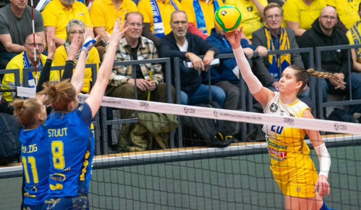 15.1.2026, Volleyball, Frauen, CEV Zeren Champions League Volley 2025 26, Vorrunde, Gruppe E, 4. Spieltag, SSC Palmberg Schwerin - VC Maritza Plovdiv Anne Hölzig (SSC Palmberg Schwerin, li.) und Britte Stuut (SSC Palmberg Schwerin, Mitte) gegen Iva Dudova (VC Maritza Plovdiv, re.) Schwerin Palmberg Arena Mecklenburg-Vorpommern Deutschland