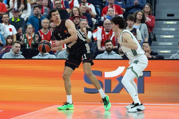 Vladimir Lucic (FC Bayern Basketball, 11) mit Cedi Osman (Panathinaikos AKTOR Athen, 06), GER, FC Bayern Basketball vs. Panathinaikos AKTOR Athen, Basketball, Euroleague, 22. Spieltag, Saison 2025 2026, 15.01.2026, GER, FC Bayern Basketball vs. Panathinaikos AKTOR Athen, Basketball, Euroleague, 22. Spieltag, Saison 2025 2026, 15.01.2026 Muenchen Copyright: xEibner-Pressefoto JennixMaulx EP_JML