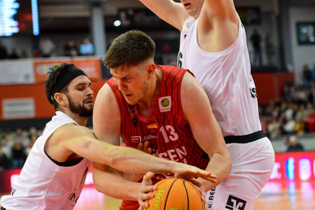 Connor Anthony, Jonathan Maier 2.Bundesliga Pro A, 18. Spieltag, 46ers, Basketball, Basketball Saison 2025 2026, BBL, Deutschland, Gießen 46ers Artland Dragons, Gießen in rot, Herren, Dragons in weiß