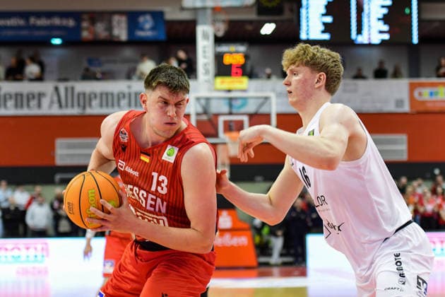 Jonathan Maier, Fynn Lastring 2.Bundesliga Pro A, 18. Spieltag, 46ers, Basketball, Basketball Saison 2025 2026, BBL, Deutschland, Gießen 46ers Artland Dragons, Gießen in rot, Herren, Dragons in weiß