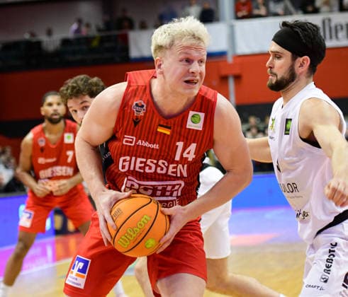 Luis König Figge, Connor Anthony 2.Bundesliga Pro A, 18. Spieltag, 46ers, Basketball, Basketball Saison 2025 2026, BBL, Deutschland, Gießen 46ers Artland Dragons, Gießen in rot, Herren, Dragons in weiß
