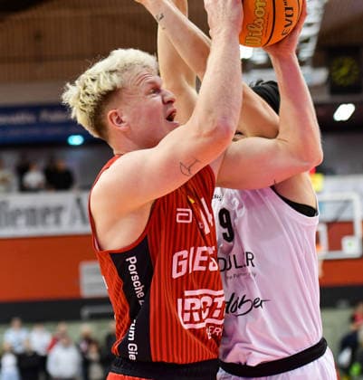 Luis König Figge, Connor Anthony 2.Bundesliga Pro A, 18. Spieltag, 46ers, Basketball, Basketball Saison 2025 2026, BBL, Deutschland, Gießen 46ers Artland Dragons, Gießen in rot, Herren, Dragons in weiß