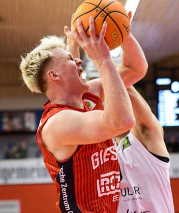 Luis König Figge, Connor Anthony 2.Bundesliga Pro A, 18. Spieltag, 46ers, Basketball, Basketball Saison 2025 2026, BBL, Deutschland, Gießen 46ers Artland Dragons, Gießen in rot, Herren, Dragons in weiß