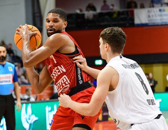 Kyle Castlin, Dominik Dolic 2.Bundesliga Pro A, 18. Spieltag, 46ers, Basketball, Basketball Saison 2025 2026, BBL, Deutschland, Gießen 46ers Artland Dragons, Gießen in rot, Herren, Dragons in weiß
