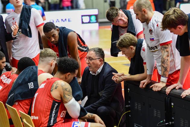 Auszeit mit Frenki Ignjatovic 2.Bundesliga Pro A, 18. Spieltag, 46ers, Basketball, Basketball Saison 2025 2026, BBL, Deutschland, Gießen 46ers Artland Dragons, Gießen in rot, Herren, Dragons in weiß