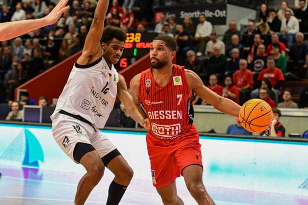 Elijah Ndi, Kyle Castlin 2.Bundesliga Pro A, 18. Spieltag, 46ers, Basketball, Basketball Saison 2025 2026, BBL, Deutschland, Gießen 46ers Artland Dragons, Gießen in rot, Herren, Dragons in weiß