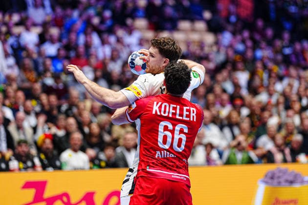 Johannes Golla (Deutschland, 04), Elias Kofler (Oesterreich, 66) DEN, Deutschland vs. Oesterreich, Handball, EHF Europameisterschaft 2026, Gruppe A, Spieltag 1, 15.01.2026 DEN, Deutschland vs. Oesterreich, Handball, EHF Europameisterschaft 2026, Gruppe A, Spieltag 1, 15.01.2026 Herning Copyright: xEibner-Pressefoto MarcelxvonxFehrnx EP_MFN