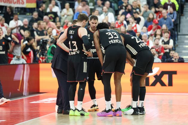 Besprechung in einer Time Out, Andreas Obst (FC Bayern Basketball, 13) mit David McCormack (FC Bayern Basketball, 33) und Isiaha Mike (FC Bayern Basketball, 22), mit Stefan Jovic (FC Bayern Basketball, 16), GER, FC Bayern Basketball vs. Panathinaikos AKTOR Athen, Basketball, Euroleague, 22. Spieltag, Saison 2025 2026, 15.01.2026, GER, FC Bayern Basketball vs. Panathinaikos AKTOR Athen, Basketball, Euroleague, 22. Spieltag, Saison 2025 2026, 15.01.2026 Muenchen Copyright: xEibner-Pressefoto JennixMaulx EP_JML