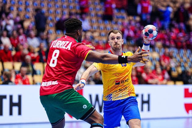 Victor Iturizza (Portugal, 08), Radu Ghita (Rumaenien, 13) DEN, Portugal vs. Rumaenien, Handball, EHF Europameisterschaft 2026, Gruppe B, Spieltag 1, 16.01.2026 DEN, Portugal vs. Rumaenien, Handball, EHF Europameisterschaft 2026, Gruppe B, Spieltag 1, 16.01.2026 Herning Copyright: xEibner-Pressefoto MarcelxvonxFehrnx EP_MFN
