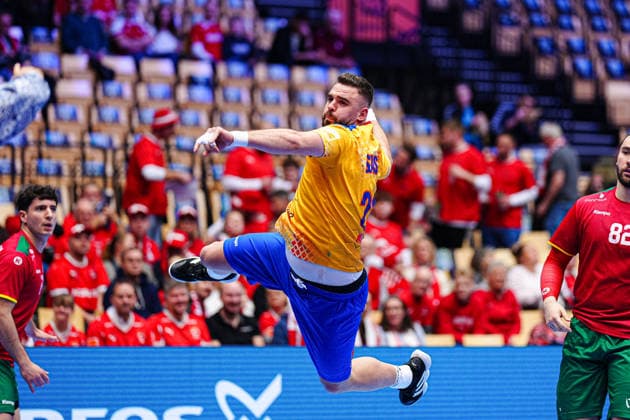 Wurf Tor Andras Szasz (Rumaenien, 20) DEN, Portugal vs. Rumaenien, Handball, EHF Europameisterschaft 2026, Gruppe B, Spieltag 1, 16.01.2026 DEN, Portugal vs. Rumaenien, Handball, EHF Europameisterschaft 2026, Gruppe B, Spieltag 1, 16.01.2026 Herning Copyright: xEibner-Pressefoto MarcelxvonxFehrnx EP_MFN