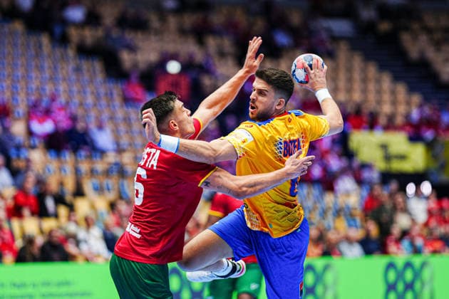 Francisco Costa (Portugal, 26), Tudor Botea (Rumaenien, 06) DEN, Portugal vs. Rumaenien, Handball, EHF Europameisterschaft 2026, Gruppe B, Spieltag 1, 16.01.2026 DEN, Portugal vs. Rumaenien, Handball, EHF Europameisterschaft 2026, Gruppe B, Spieltag 1, 16.01.2026 Herning Copyright: xEibner-Pressefoto MarcelxvonxFehrnx EP_MFN