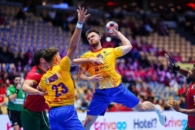 Wurf Tor Ionut Stanescu (Rumaenien, 25) DEN, Portugal vs. Rumaenien, Handball, EHF Europameisterschaft 2026, Gruppe B, Spieltag 1, 16.01.2026 DEN, Portugal vs. Rumaenien, Handball, EHF Europameisterschaft 2026, Gruppe B, Spieltag 1, 16.01.2026 Herning Copyright: xEibner-Pressefoto MarcelxvonxFehrnx EP_MFN
