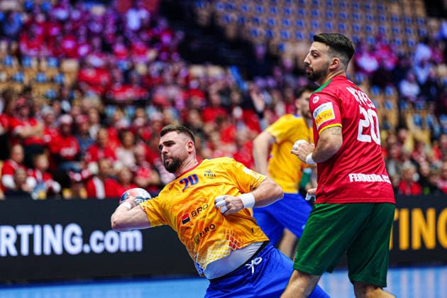 Wurf Tor Andras Szasz (Rumaenien, 20) DEN, Portugal vs. Rumaenien, Handball, EHF Europameisterschaft 2026, Gruppe B, Spieltag 1, 16.01.2026 DEN, Portugal vs. Rumaenien, Handball, EHF Europameisterschaft 2026, Gruppe B, Spieltag 1, 16.01.2026 Herning Copyright: xEibner-Pressefoto MarcelxvonxFehrnx EP_MFN