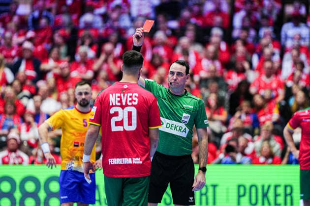 Rote Karte Platzverweis Miguel Neves (Portugal, 20) DEN, Portugal vs. Rumaenien, Handball, EHF Europameisterschaft 2026, Gruppe B, Spieltag 1, 16.01.2026 DEN, Portugal vs. Rumaenien, Handball, EHF Europameisterschaft 2026, Gruppe B, Spieltag 1, 16.01.2026 Herning Copyright: xEibner-Pressefoto MarcelxvonxFehrnx EP_MFN