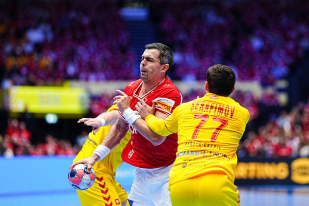 Rasmus Lauge (Daenemark, 11), Martin Serafimov (Nordmazedonien, 77) DEN, Daenemark vs. Nordmazedonien, Handball, EHF Europameisterschaft 2026, Gruppe B, Spieltag 1, 16.01.2026 DEN, Daenemark vs. Nordmazedonien, Handball, EHF Europameisterschaft 2026, Gruppe B, Spieltag 1, 16.01.2026 Herning Copyright: xEibner-Pressefoto MarcelxvonxFehrnx EP_MFN